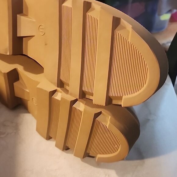 Super  cute  Platform low boots size 11 perfect condition - Picture 6 of 7